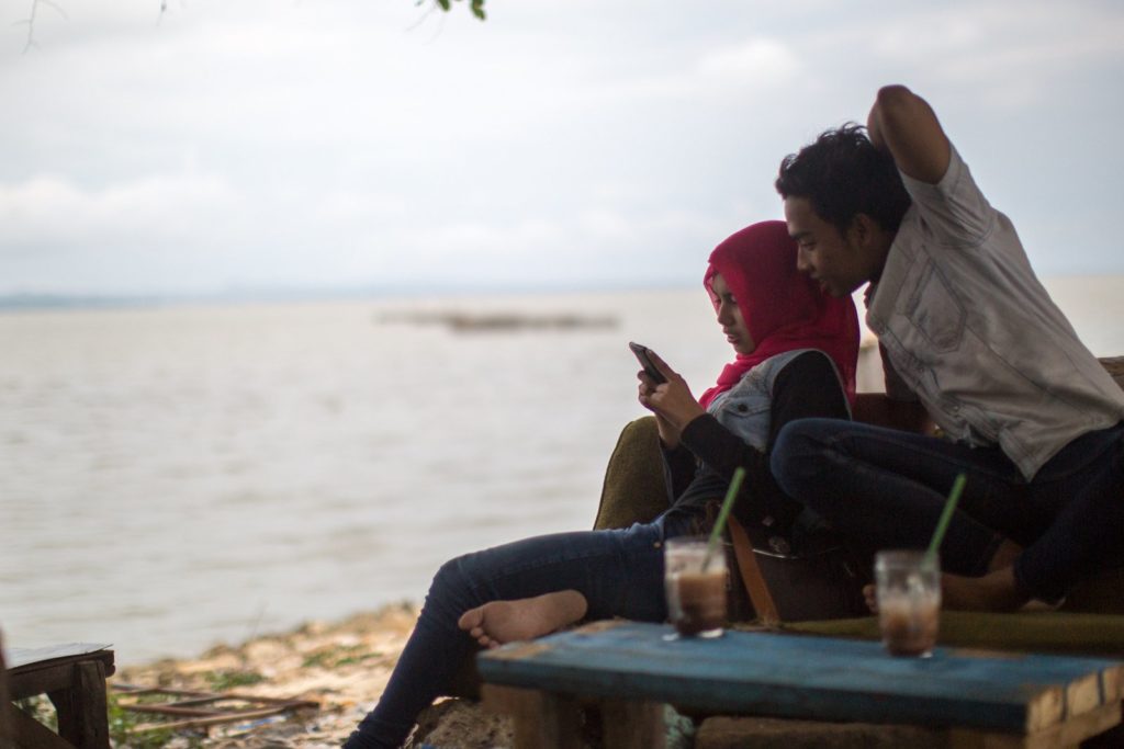 couple-beach-mobile-phone
